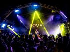 Palco principal da LOVE ilumina a noite com DJs e sets vibrantes, celebrando a música eletrônica em grande estilo.