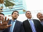 Fábio Wanjgarten (esq.) ao lado de Bolsonaro e do advogado Paulo Amador da Cunha Bueno.