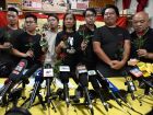 Membros da Liga dos Social-Democratas seguram rosas em coletiva de imprensa realizada em sua sede em Hong Kong, em 29 de junho. Um dos últimos partidos de oposição remanescentes na cidade, anunciou que será dissolvido após anos de repressão política por P