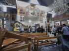 Cidadãos sírios e forças de segurança inspecionam os danos dentro da igreja Mar Elias. 