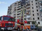 Bombeiros apagam incêndio em um prédio residencial após um ataque russo na cidade de Smila, região de Cherkasy, em meio à invasão russa da Ucrânia, em 29 de junho de 2025. 