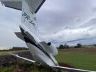 Vista dos danos na aeronave após parada total. 
