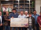 Deputado Pedro Kemp entrega simbolicamente cheque de R$ 150 mil ao lado do prefeito Rodrigo Basso e lideranças de Sidrolândia para investimentos em saúde pública.