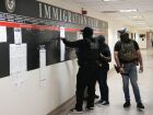 Imagem do dia 27 mostra agentes do serviço de imigração dos EUA durante uma batida a um tribunal de imigração. Prisões de imigrantes se intensificam nos EUA desde o retorno de Trump à presidência