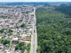 Vista geral da cidade de Manaus, com avenida separando floresta e ocupação urbana