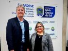Rosimeire Costa, presidente do Concen-MS, ao lado do secretário Jaime Verruck durante reunião na Semadesc para discutir isenção de ICMS e mercado livre de energia.