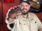 Evento arrecada fundos para levar André Medina ao American BBQ nos EUA com costela defumada e música ao vivo