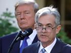 Presidente dos EUA, Donald Trump, observa o chair do Fed, Jerome Powell  