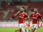 Internacional marca nos acréscimos, supera Vitória e quebra jejum de 6 jogos no Brasileiro