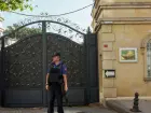 Policial guarda entrada do consulado iraniano em Istambul, onde enviados do Irã, França, Alemanha e Grã-Breanha discutem o programa nuclear iraniano, em Istambul, Turquia 