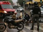 Acidente entre moto e pedestre deixa dois feridos no centro de Campo Grande.
