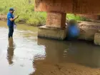 Corpo da vítima entre as vigas de concreto da ponte