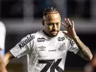 Neymar Jr durante aquecimento antes de confronto contra o Inter, pelo Brasileirão; camisa 10 se manifestou sobre discussão com torcedor após o apito final