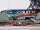 Um ônibus da Viação Andorinha deslizou sozinho e derrubou cerca de três metros do muro da empresa na tarde de quinta-feira (17), em Campo Grande, Mato Grosso do Sul.
