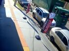Imagem de câmera de segurança mostra o momento em que caminhão da distribuidora Império trafega ao lado de carro estacionado na Rua Bom Pastor, em Campo Grande, pouco antes da batida.