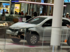 Carro invadiu shopping em Goiânia na noite da última segunda-feira.