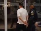 Médico é preso em Sergipe depois de agredir funcionários de hotel, cometer injúria racial e danificar móveis do empreendimento. 