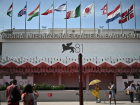 Pessoas em frente ao Palazzo del Cinema em 27 de agosto de 2024, na véspera da cerimônia de abertura do 81º Festival de Cinema de Veneza, no Lido de Veneza.  