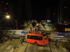 Ônibus biarticulado parte ao meio após colisão com trem em Curitiba
