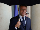 O presidente da França, Emmanuel Macron, durante encontro com o premiê do Líbano no Palácio do Eliseu em Paris