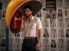 'O Agente Secreto' é um thriller ambientado no Brasil de 1977. Na trama, Marcelo (Wagner Moura) é um especialista em tecnologia que foge de um passado misterioso e volta ao Recife em busca de paz. 