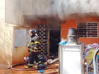 Bombeiros controlaram incêndio em apartamento de Três Lagoas após curto-circuito causado por extensão ligada a carregador de celular