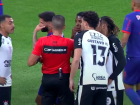 Jogadores do Corinthians contestaram decisão do árbitro Bruno Arleu de Araújo em marcar pênalti para o Bragantino.  
