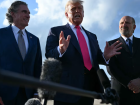 Trump, entre o secretário do Interior, Doug Burgum, e o de Comércio, Howard Lutnick, ao desembarcar em Maryland, nesta terça-feira, 15 