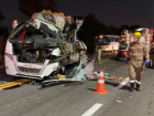 Micro-ônibus que levava estudantes da Universidade Federal do Pará (UFPA) ficou destruído após acidente com carreta de grande porte.