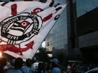 Bandeira do Corinthians em frente ao Parque São Jorge. 