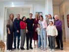 Apresentador e chef Edu Guedes é recebido pela família em casa após ter alta do hospital, em São Paulo