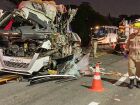 Ao menos cinco pessoas morreram na colisão entre um ônibus, uma carreta e um micro-ônibus