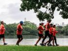 Assessorias esportivas utilizam espaço do Parque do Ibirapuera para reunir seus alunos que praticam corrida.