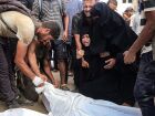 Palestinos lamentam uma das vítimas mortas em um ponto de distribuição de comida na