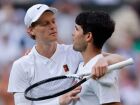 Jannik Sinner, da Itália, reage com Carlos Alcaraz, da Espanha, após vencer a final masculina. 