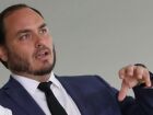 Carlos Bolsonaro chama pen drive achado na casa do pai de 
