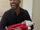 Alexandre Pires com seu neto, Ravi, no colo; bebê é filho de Carol Pires