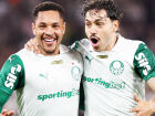 Vitor Roque celebra com Maurício o gol que definiu a virada do Palmeiras. 
