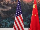 Bandeiras dos EUA e da China lado a lado: países prorrogam negociações