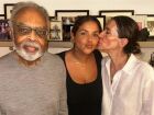 Jude Paulla, uma das amigas mais próximas de Preta Gil, recebe o carinho de Gilberto Gil e Flora Gil