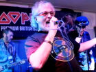 Paul Mario Day, primeiro vocalista do Iron Maiden, em apresentação realizada em 2019. 