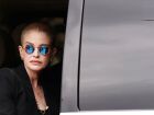 Kelly Osbourne surge emocionada em cortejo pela ponte Black Sabbath, em Birmingham, na Inglaterra.