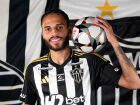 Atlético-MG anuncia a contratação de Alexsander, mas a torcida protesta contra a fase ruim do time no Campeonato Brasileiro. O novo reforço busca ajudar o time a reagir nas competições.
