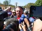 Jair Bolsonaro evita comentar a prisão de Carla Zambelli, enquanto Flávio Bolsonaro agradece apoio do vice-premiê italiano. Deputada foi presa após ficar foragida por dois meses na Itália.