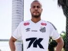 Mayke é o novo reforço do Santos até 2027 e chega para fortalecer a lateral-direita na luta contra o rebaixamento. O lateral ex-Palmeiras é o quarto reforço do clube na atual janela de transferências.
