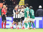 Objeto foram atirados no gramado após comemoração palmeirense em frente às organizadas do Corinthians.