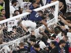 Torcedores do PSG retiraram as redes dos gol como 