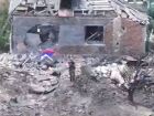 Imagem de drones do Ministério da Defesa russo mostra soldado hasteando bandeira nacional na cidade de Chasiv Yar, no leste da Ucrânia. 