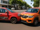 Carros batem em cruzamento no Centro de Campo Grande