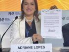 Adriane Lopes, prefeita de Campo Grande (MS), exibe documento durante evento da Frente Nacional de Prefeitas e Prefeitos (FNP), em Brasília.